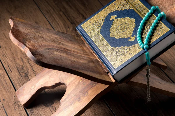 Islamitisch Concept Heilige Quran Met Geschreven Arabische Kalligrafie Betekenis Van — Stockfoto