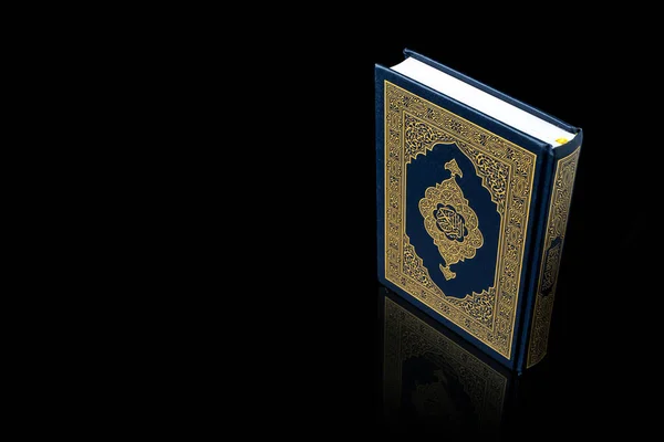 Islamisk Begrepp Helig Quran Med Skriven Arabisk Kalligrafi Mening Quran — Stockfoto