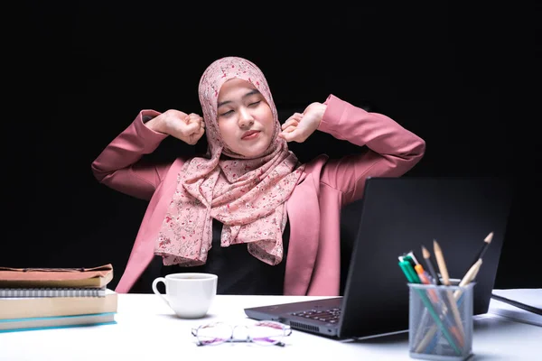 一张写字楼的照片 一个穆斯林妇女在写字楼加班 满脸倦怠 手里拿着一杯咖啡 — 图库照片