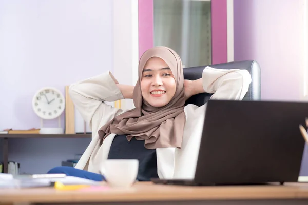 Azjatycki Muzułmański Pracownik Biurowy Siedzi Przed Laptopem Relaksuje Się Biurze — Zdjęcie stockowe