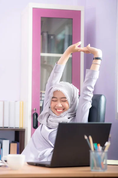 Asiatisk Muslimsk Kontorsarbetare Sitter Framför Bärbar Dator Vid Hennes Skrivbord — Stockfoto