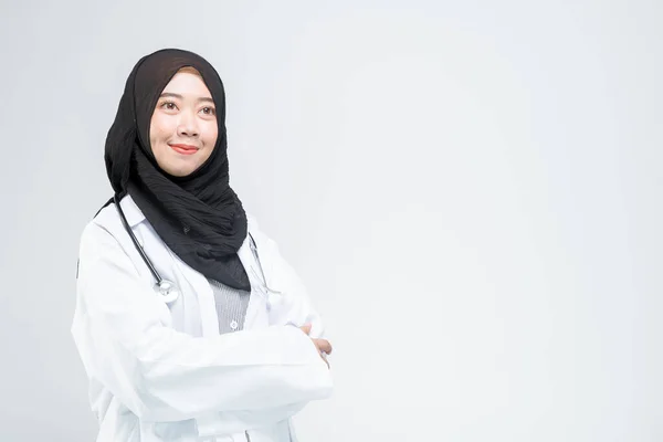 快乐美丽的亚洲穆斯林女医生 身穿军大衣 双手交叉地站着 笑容可亲 面色苍白 随时准备为您效劳 — 图库照片