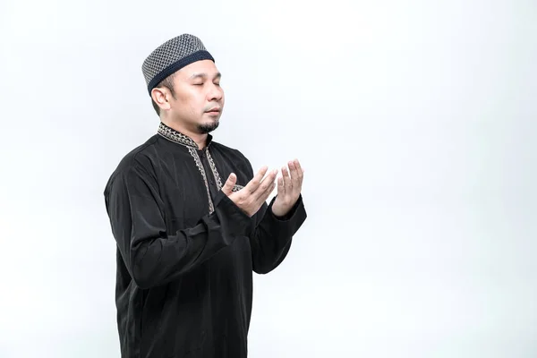 Asiatiska Muslimska Män Ber Med Trogna Ansikten Och Följer Islamisk — Stockfoto