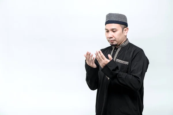 アジア系イスラム教徒の男性は 忠実な顔で祈っており コピースペースで 白い背景にイスラム教の慣行に従っています — ストック写真