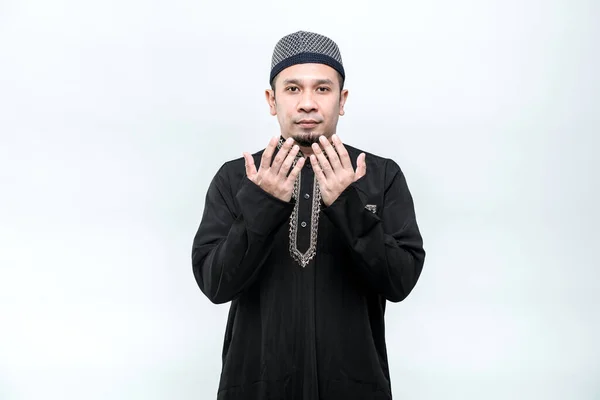 Азійські Мусульмани Моляться Вірними Обличчями Дотримуються Ісламських Звичаїв Білому Тлі — стокове фото