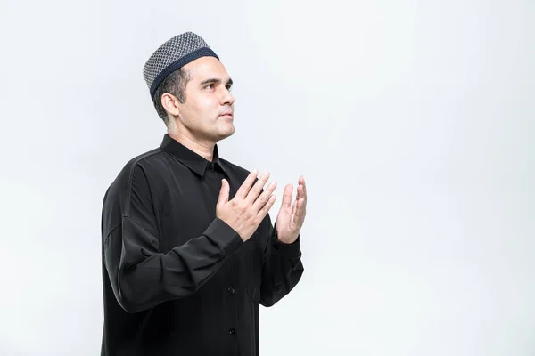 アジア系イスラム教徒の男性は 忠実な顔で祈っており コピースペースで 白い背景にイスラム教の慣行に従っています — ストック写真