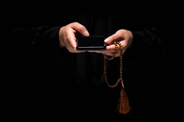 Зображення Крупним Планом Руки Жінки Використовує Мобільний Телефон Чорному Тлі — стокове фото