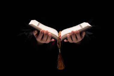 Müslüman bir kadının eli, İslam duası ve elinde Kuran ve tespih boncuğu ya da tasbih tutan eli. Arapça çeviri: Kutsal Kuran (Müslümanlığın kutsal kitabı))