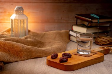 Hurma ağaçlarının birçoğu kâse, tabak ve bir bardak su ve Kur 'an' ın İslami lambaları üzerine kurulmuş olup, dünyanın dört bir yanındaki Müslümanların meyve kavramlarıyla birlikte iftar zamanını beklemektedirler..