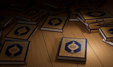 Tahta masada birçok Kureyşli, İslami kavram - El-Kur 'an' ın Arapça anlamı olan Kutsal El-Kur 'an, Arapça kelime çevirisi:) 