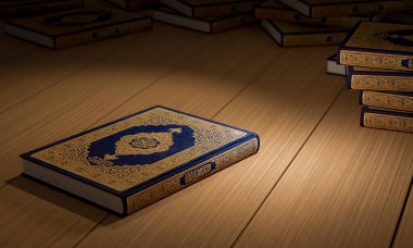 Tahta masada birçok Kureyşli, İslami kavram - El-Kur 'an' ın Arapça anlamı olan Kutsal El-Kur 'an, Arapça kelime çevirisi:) 
