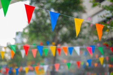 Tayland 'daki festivalde arka planda çok renkli üçgen bayraklar.