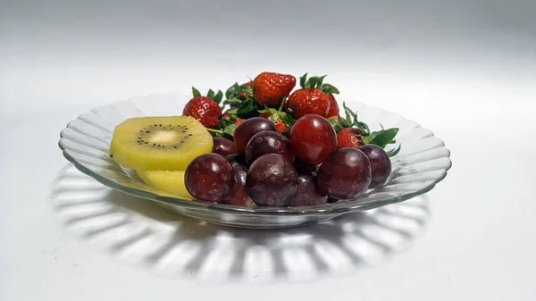 Owoce Kiwi Truskawki Winogrona Izolowane Białym Tle Wymieszać Owoce Dla — Zdjęcie stockowe