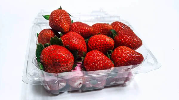 白色背景的鲜红草莓味鲜美 顶视图 — 图库照片