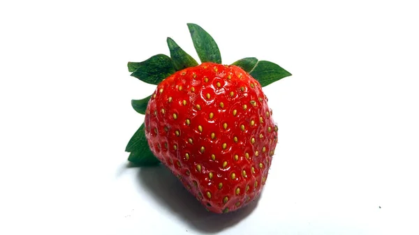 在白色背景上分离的红草莓 — 图库照片