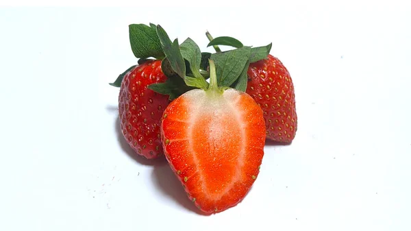 收集草莓 草莓被隔离了在白色背景上分离的草莓 — 图库照片