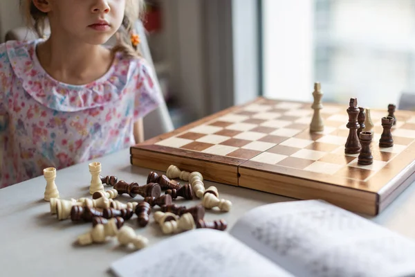 Девочка Играет Шахматы Комнате — стоковое фото