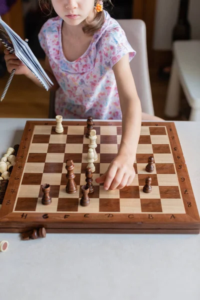 Девочка Играет Шахматы Комнате — стоковое фото