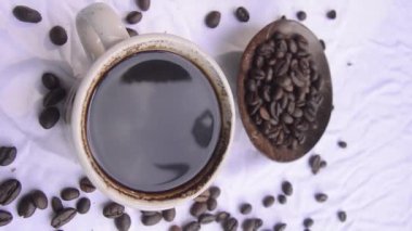 fincan kahve ve kahve çekirdekleri üzerine beyaz izole