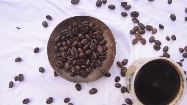 Φλιτζάνι Καφέ Και Κόκκους Καφέ Που Απομονώνονται Λευκό — Αρχείο Βίντεο
