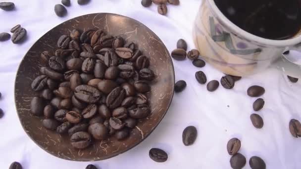 Fincan Kahve Kahve Çekirdekleri Üzerine Beyaz Izole — Stok video