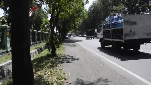 Sidoarjo Indonésia Março 2023 Vista Rodovia Com Árvores Lado Estrada — Vídeo de Stock