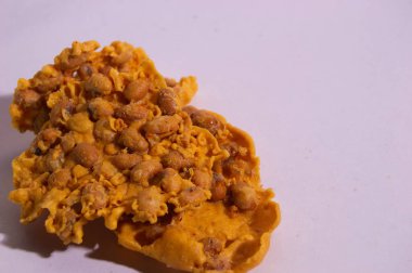 Beyaz arka planda soya fasulyesi cipsi ya da soya fasulyesi cipsi.