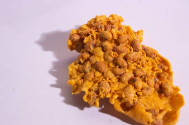 Beyaz arka planda soya fasulyesi cipsi ya da soya fasulyesi cipsi.