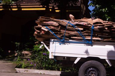 Bahçede yerde saman sepeti olan bir kamyon..
