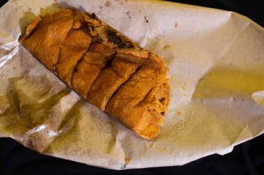 Terang bulan ya da tatlı Martabak 'a ateş edildi. Tipik Endonezya yemekleri.