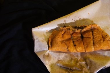 Terang bulan ya da tatlı Martabak 'a ateş edildi. Tipik Endonezya yemekleri.