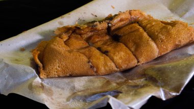 Terang bulan ya da tatlı Martabak 'a ateş edildi. Tipik Endonezya yemekleri.