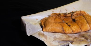Terang bulan ya da tatlı Martabak 'a ateş edildi. Tipik Endonezya yemekleri.