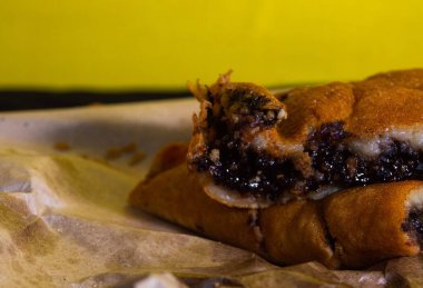 Terang bulan ya da tatlı Martabak 'a ateş edildi. Tipik Endonezya yemekleri.