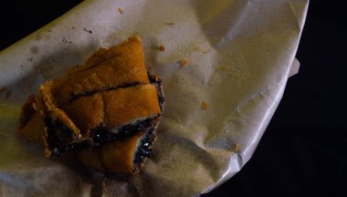 Terang bulan ya da tatlı Martabak 'a ateş edildi. Tipik Endonezya yemekleri.