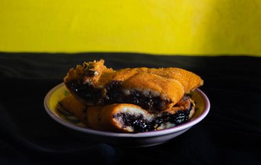 Terang bulan ya da tatlı Martabak 'a ateş edildi. Tipik Endonezya yemekleri.