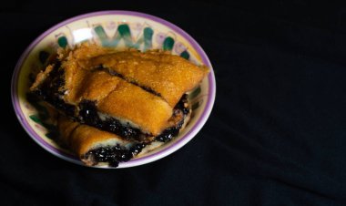 Terang bulan ya da tatlı Martabak 'a ateş edildi. Tipik Endonezya yemekleri.