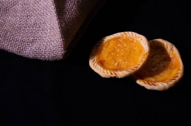 Pie Susu ya da muhallebi tatlısı Endonezya, Bali 'den popüler bir aperatiftir. Un, margarin, yumurta, şeker ve sütten yapılır..