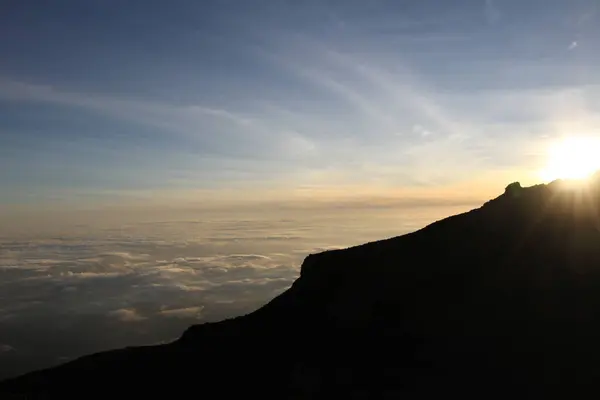 Tepelerin Uyanışı: Gün doğumu Dağ Sırtı 'nın üzerine dökülür, Altında Bulutlar Denizi' ni aydınlatır