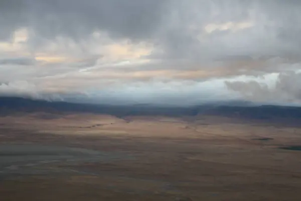 Doğanın Kanvası: Fırtına Bulutları Ngorongoro Krateri 'nin Geniş ve Zamansız Güzelliği Üzerinde Sürükleniyor