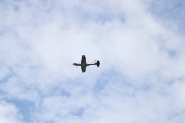 Gökyüzünde uçan bir uçağın geniş fotoğrafı