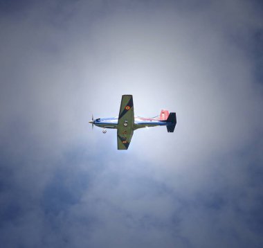 Gökyüzünde uçan mavi jet uçağı