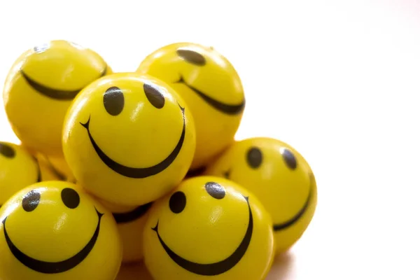 Muchas Bolas Sonrientes Color Amarillo Con Fondo Blanco Fotos de stock libres de derechos