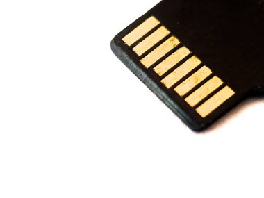 Beyaz arkaplanı olan küçük bir kartın yakın plan resmi