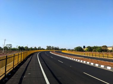 Hindistan karayolu hafif virajlı ve mavi gökyüzü