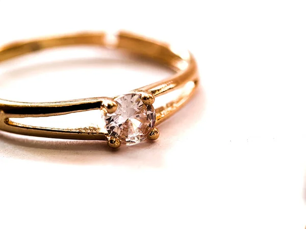 Jeden Diamantový Prsten Izolované Bílým Pozadím — Stock fotografie