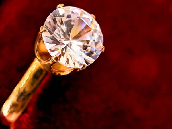 Diamant Ring Med Röd Sammet Bakgrund — Stockfoto