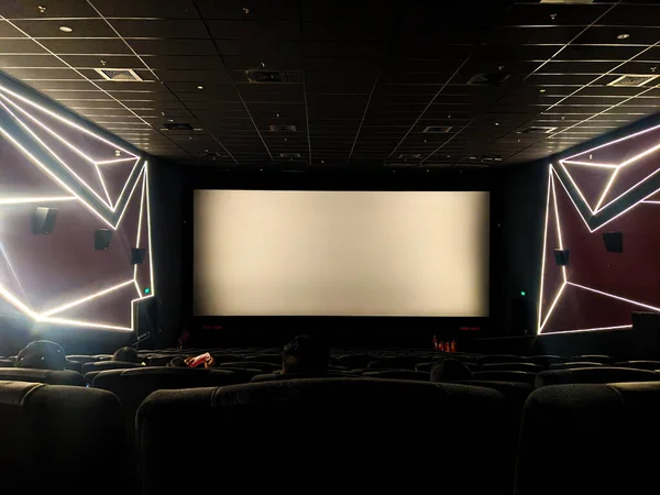 Sinema Salonundaki Sinema Ekranının Net Bir Resmi — Stok fotoğraf