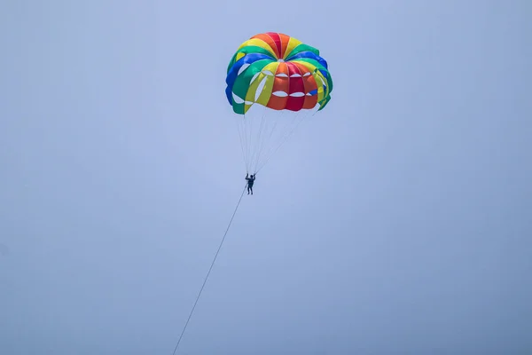 Homem Voando Céu Limpo Com Paraquedas Fazendo Para Deslizar — Fotografia de Stock