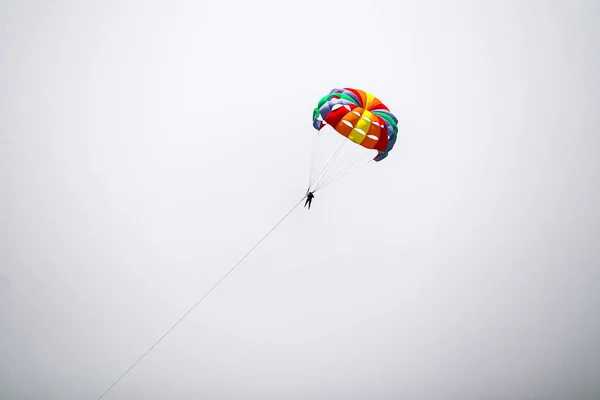 降落伞在天空中的特写图片一个正在滑行的人 — 图库照片